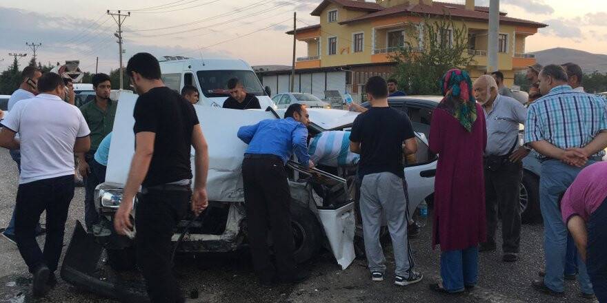 Konya'da meydana gelen zincirleme trafik kazasında 3 kişi yaralandı.
