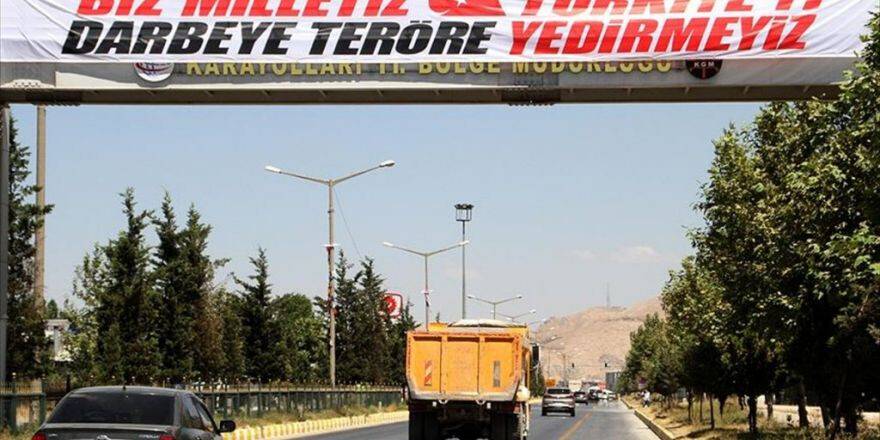 Van'da Darbe Ve Teröre 'Afişli' Tepki