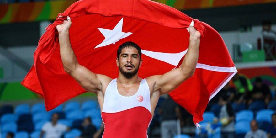 Milli Güreşçi Taha Akgül Rio'da Altın Madalya Kazandı