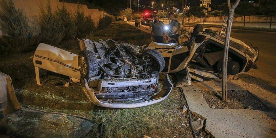 Başkentte Aydınlatma Direğine Çarpan Otomobil İkiye Bölündü: 1 Ölü, 2 Yaralı