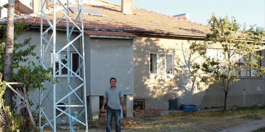 Evinin Elektrik İhtiyacını Rüzgar Türbiniyle Karşılıyor
