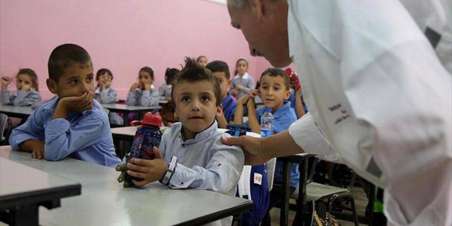 İsrail Saldırısında Ailesini Kaybeden 'Minik Devabişe' Okula Buruk Başladı