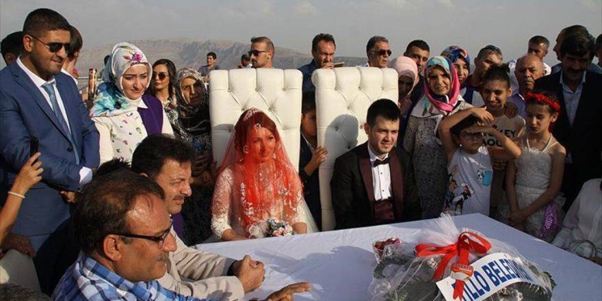 Bin 200 Metre Yükseklikteki Terasta Nikah