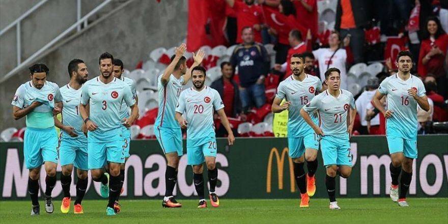 Milli Maçın Gelirleri 15 Temmuz Şehitlerinin Ailelerine Bağışlanacak