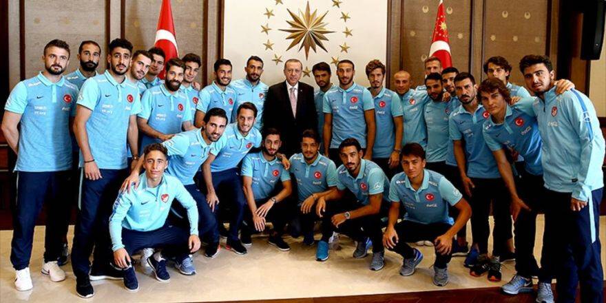 Cumhurbaşkanı Erdoğan A Milli Futbol Takımı'nı Kabul Etti