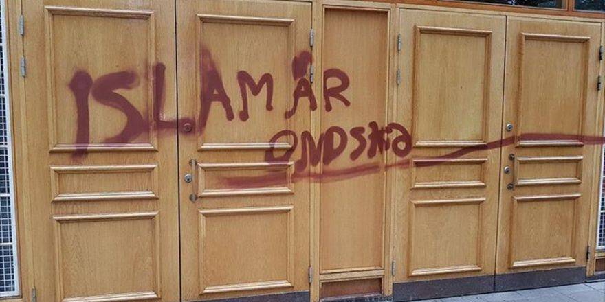 Stockholm'deki Bir Caminin Kapısına "İslam Kötülük Dinidir" Yazıldı