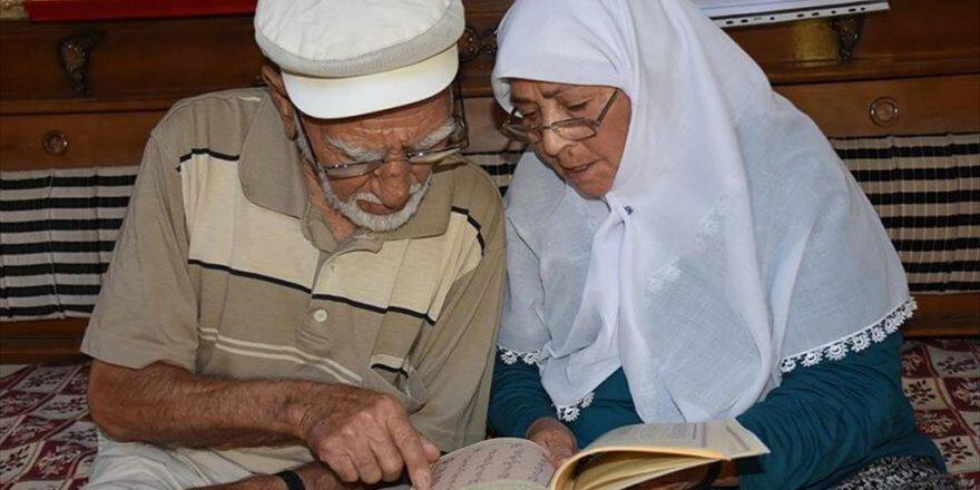 82'sinde Kur'an Öğrendi, Şimdi De Eşine Öğretiyor