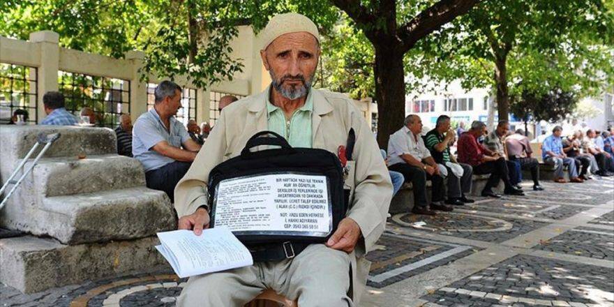 Kapı Kapı Dolaşıp 20 Yıldır Kur'an Öğretiyor