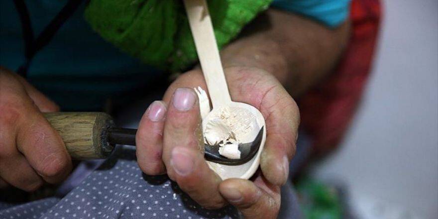 'Şimşir Kaşık'lar Olcay Ustanın Elinde Şekilleniyor