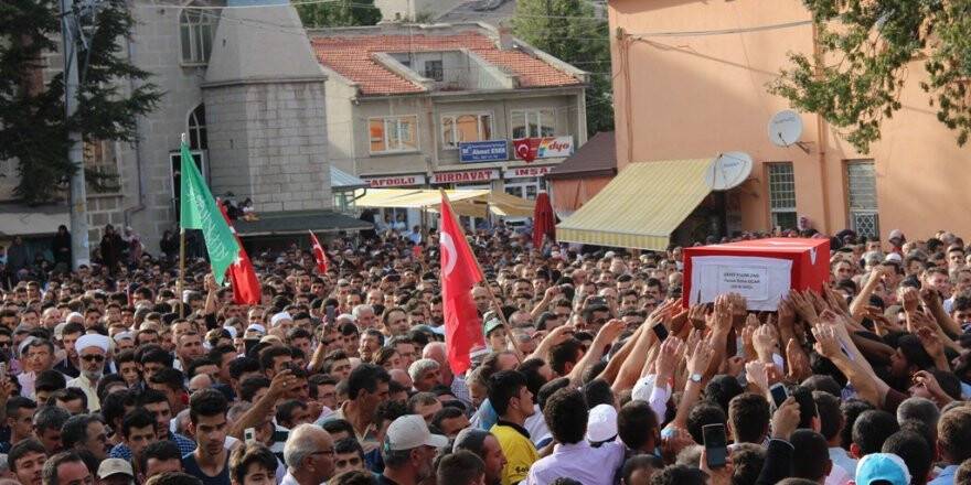 Konya'da 10 bin kişi şehidini uğurladı!