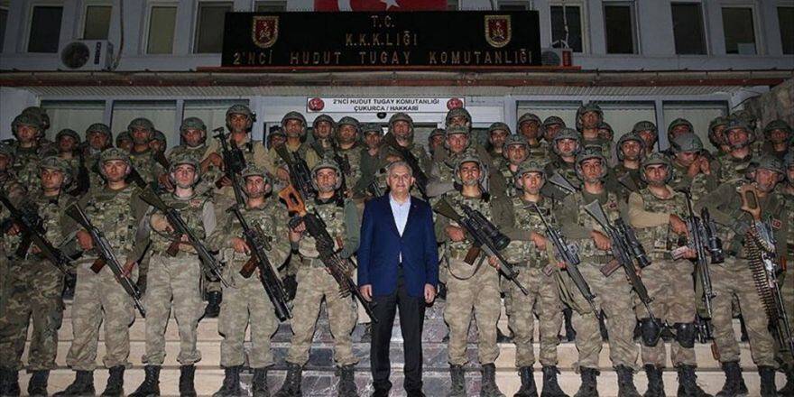 Başbakan Yıldırım Çukurca'da Askeri Birlikleri Ziyaret Etti