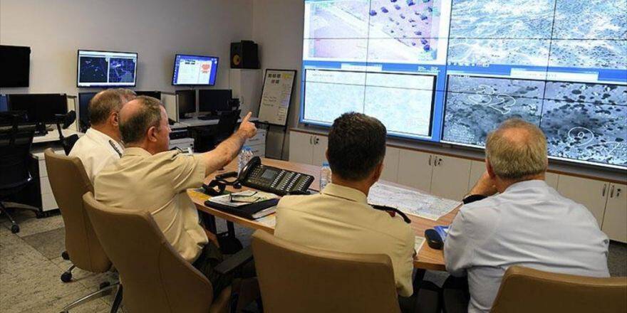 Komutanlar Operasyonları Harekat Merkezinden Takip Ediyor