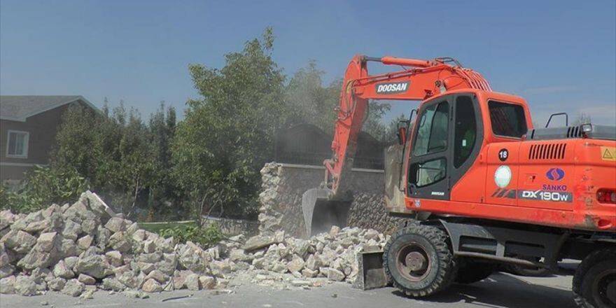 Fetö Elebaşı İçin Yapılan Lüks Malikanenin Duvarı Yıkıldı
