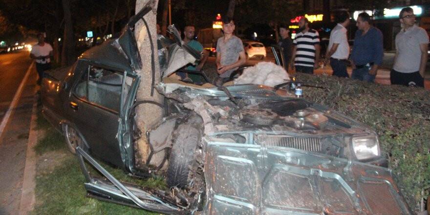 Hurdaya dönen otomobilden sağ çıktı