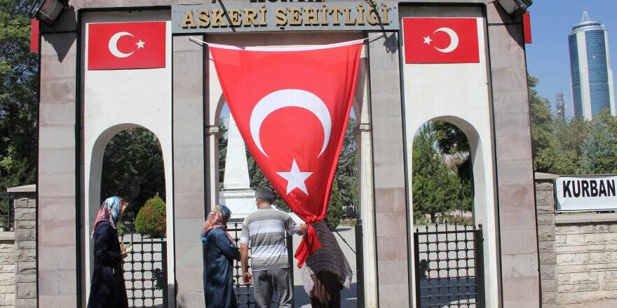Konya Şehitliği'nde hüzünlü bayram
