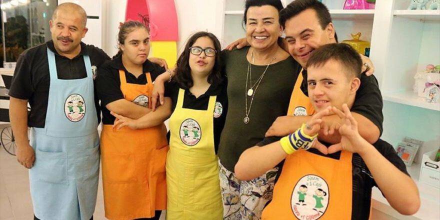 Down Kafede Hem Çalışıp Hem Eğitim Görecekler