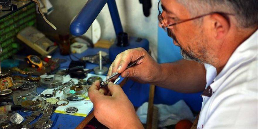 Tarihi Kulenin Altında Saat Tamir Ediyor