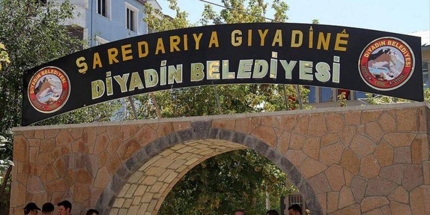 Diyadin Belediyesinin Kürtçe Tabelası Tekrar Asıldı