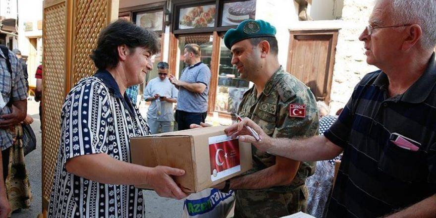 Mehmetçik kurban eti dağıttı