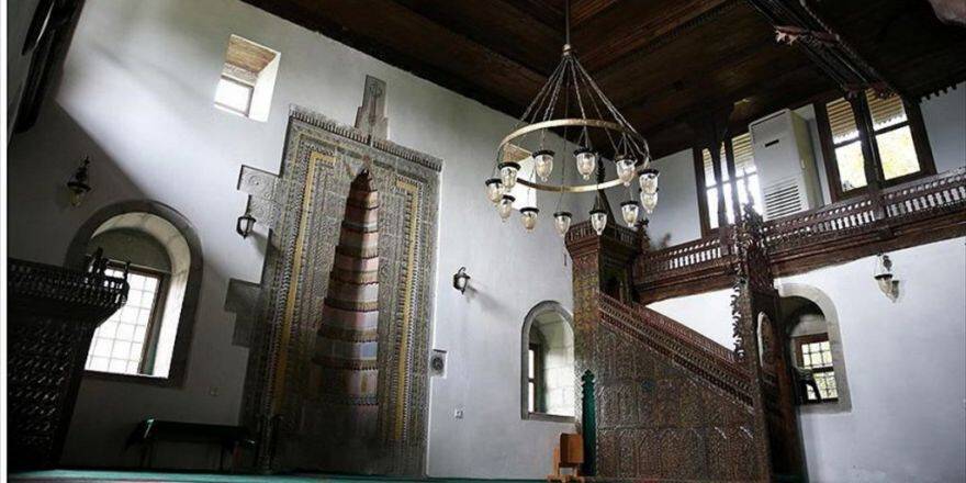 Karadeniz'in "Kök Boyalarla Süslü" Camileri