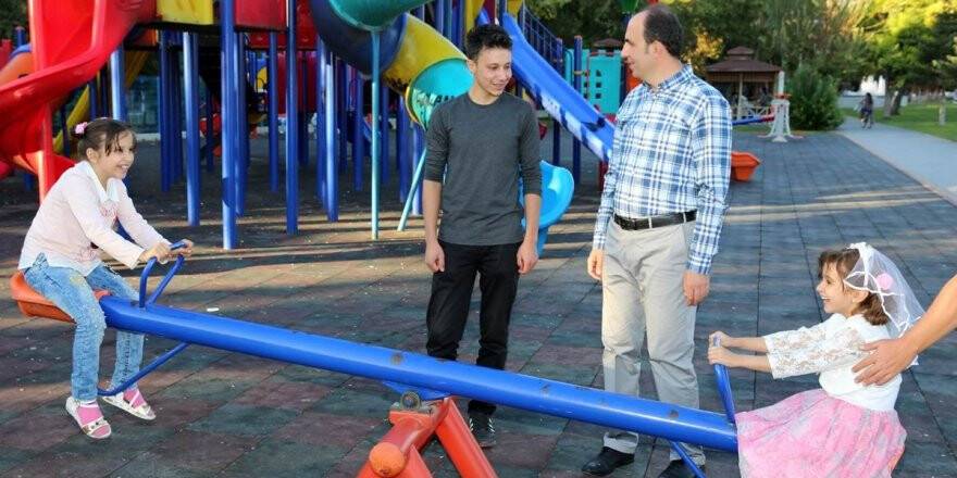 Başkan Altay, parklardaki vatandaşlarla bir arada