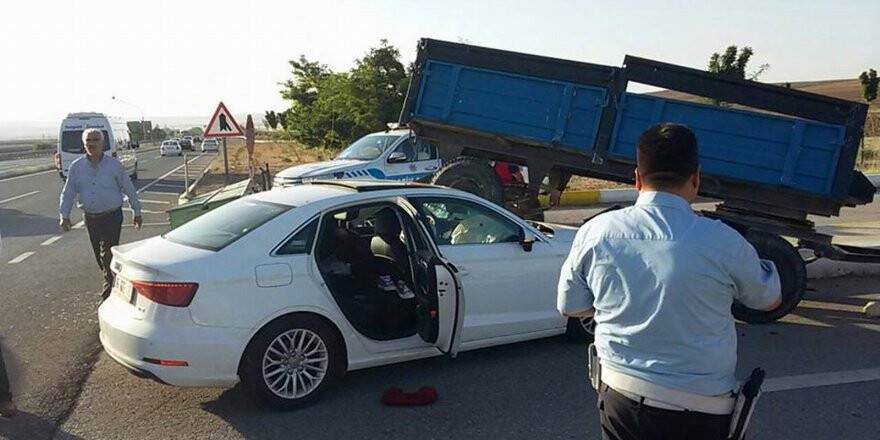 Otomobil ekim mibzerine çarptı: 4 yaralı