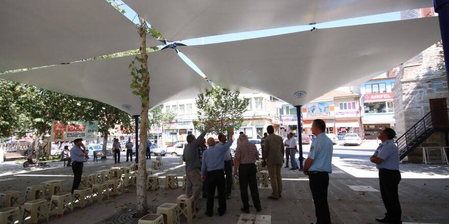 Beyşehir Belediyesi’nden Çarşı Camisi meydanına “Ters Şemsiye” uygulaması