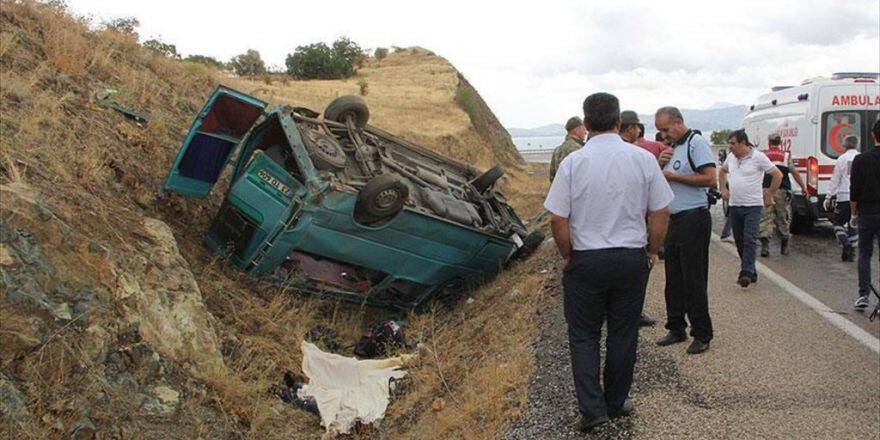Elazığ'da Minibüs Şarampole Devrildi: 2 Ölü, 12 Yaralı