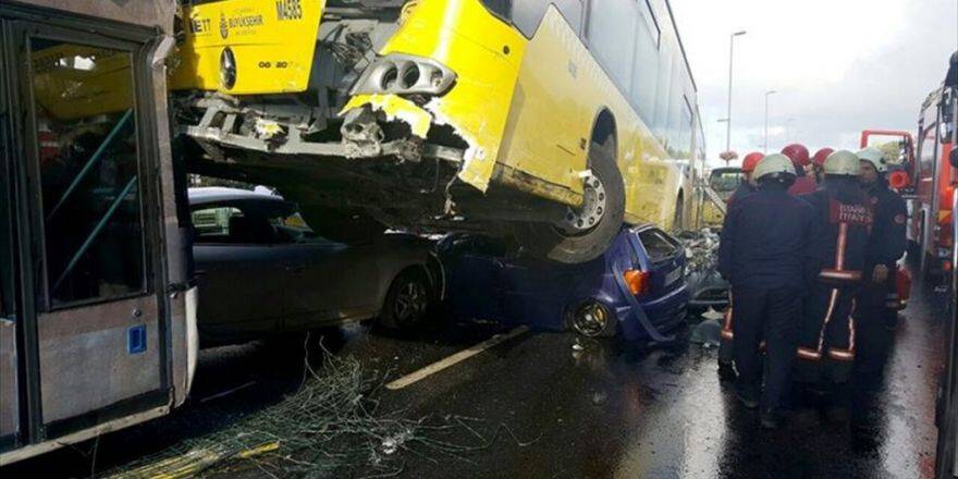 İstanbul'da Metrobüs Yoldan Çıktı