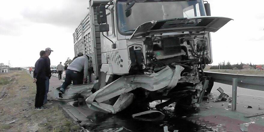 Lastiği patlayan kamyon bariyerleri biçti
