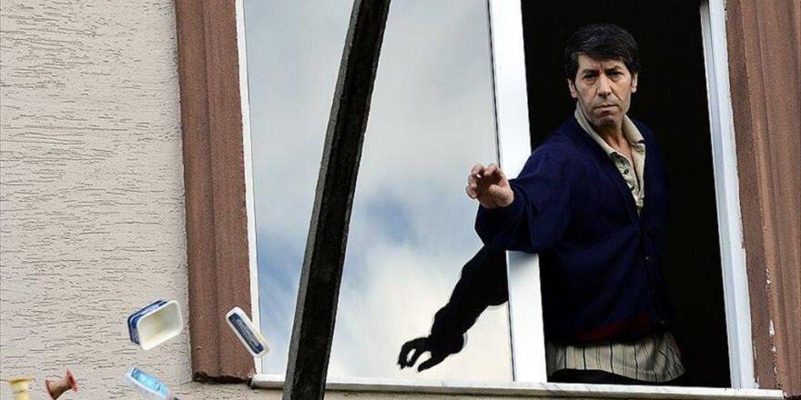 Eşyalarını Sokağa Atan Kişiye Polis Müdahalesi