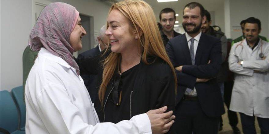 Hollywood Yıldızı Lohan Suriyeli Sığınmacıları Ziyaret Etti