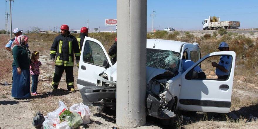 Hafif ticari araç elektrik direğine çarptı: 3 yaralı