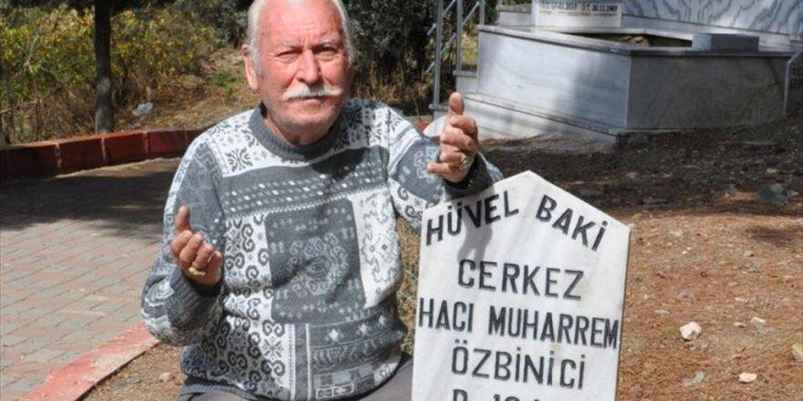 38 Yıldır Mezar Taşıyla Yaşıyor
