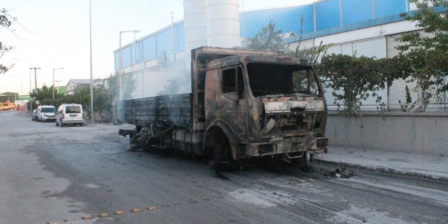 Viyol fabrikası yanarak kül oldu