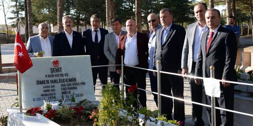 Kahramanın kabrine ziyaret