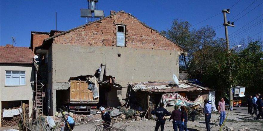 Yokuş İnen Kamyon Bahçe Duvarını Aşıp Eve Çarptı