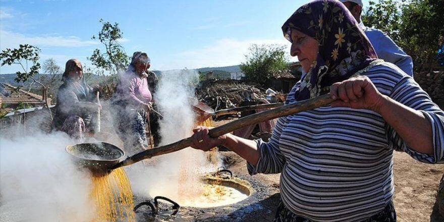 Tandır Ateşinde İmece Usulüyle Pekmez Yapıyorlar
