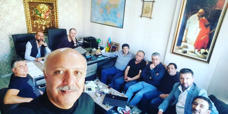 Turan Han Elçibey’e dost ziyareti