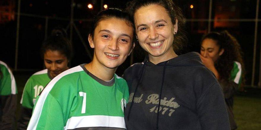 Kız Öğrencilere Hem Futbolu Hem De Arkadaşlığı Öğretiyor