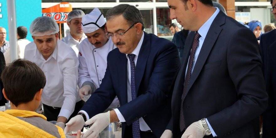 Altay’dan öğrencilere aşure ikramı