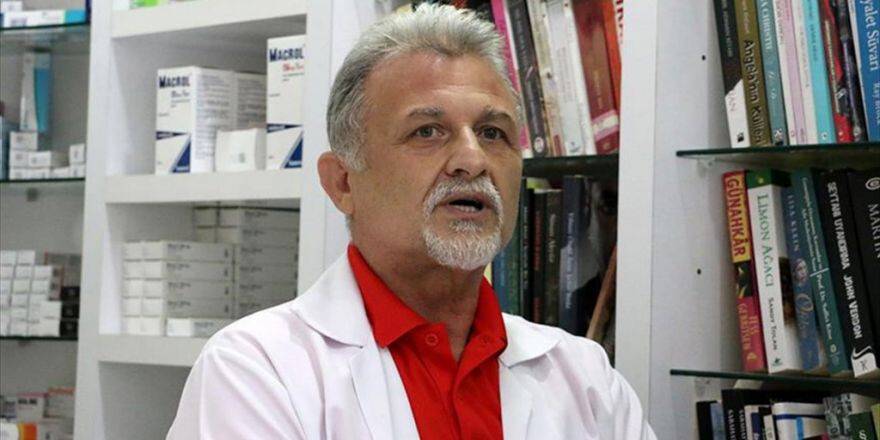 Eczanesine Gelenlere Hem İlaç Hem De Kitap Veriyor