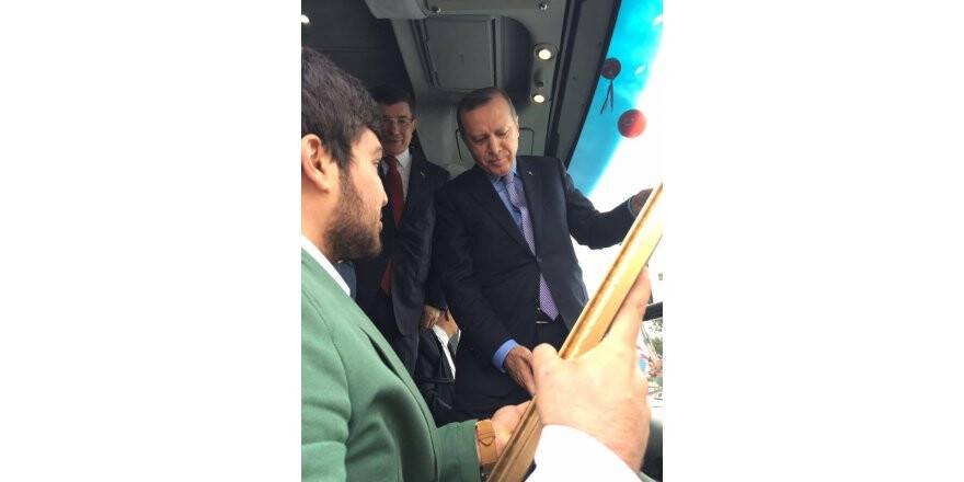 Emre Güneysu özel kalem çalışmasını Cumhurbaşkanına hediye etti