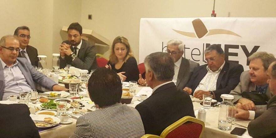 Otel patronları ve müdürleri Abdülsettar Yarar ile