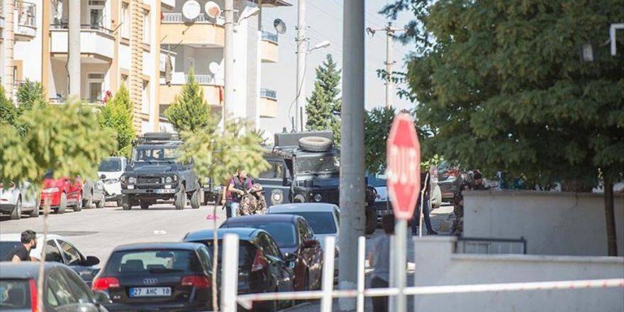 Gaziantep'te Yakalanacağını Anlayan Teröristler Kendilerini Patlattı: 3 Şehit