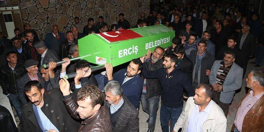 Pkk'nın Katlettiği Muhtarın Cenazesi Toprağa Verildi