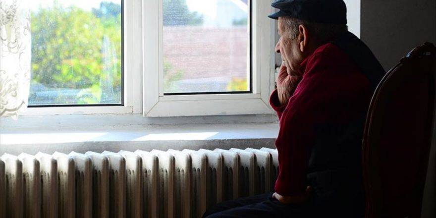 Huzurevi Sakini 'Mehmet Amca'nın Gözleri Yolda