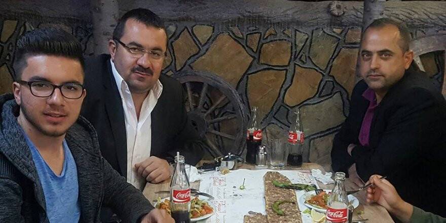 Mehmet Atasagun Maraşlı misafirleriyle yemekte