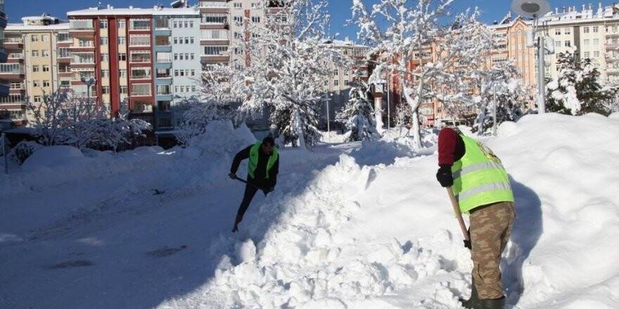 Seydişehir’de kar temizleme çalışmaları sürüyor