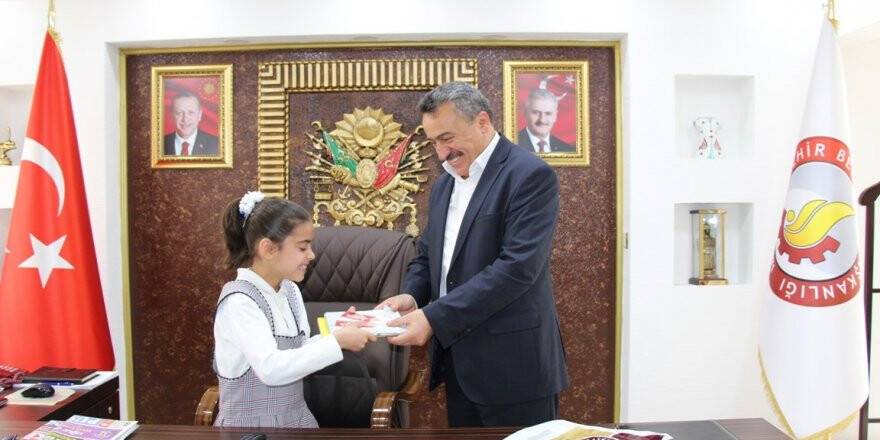 Başkan Tutal, makam koltuğunu ilkokul öğrencine bıraktı